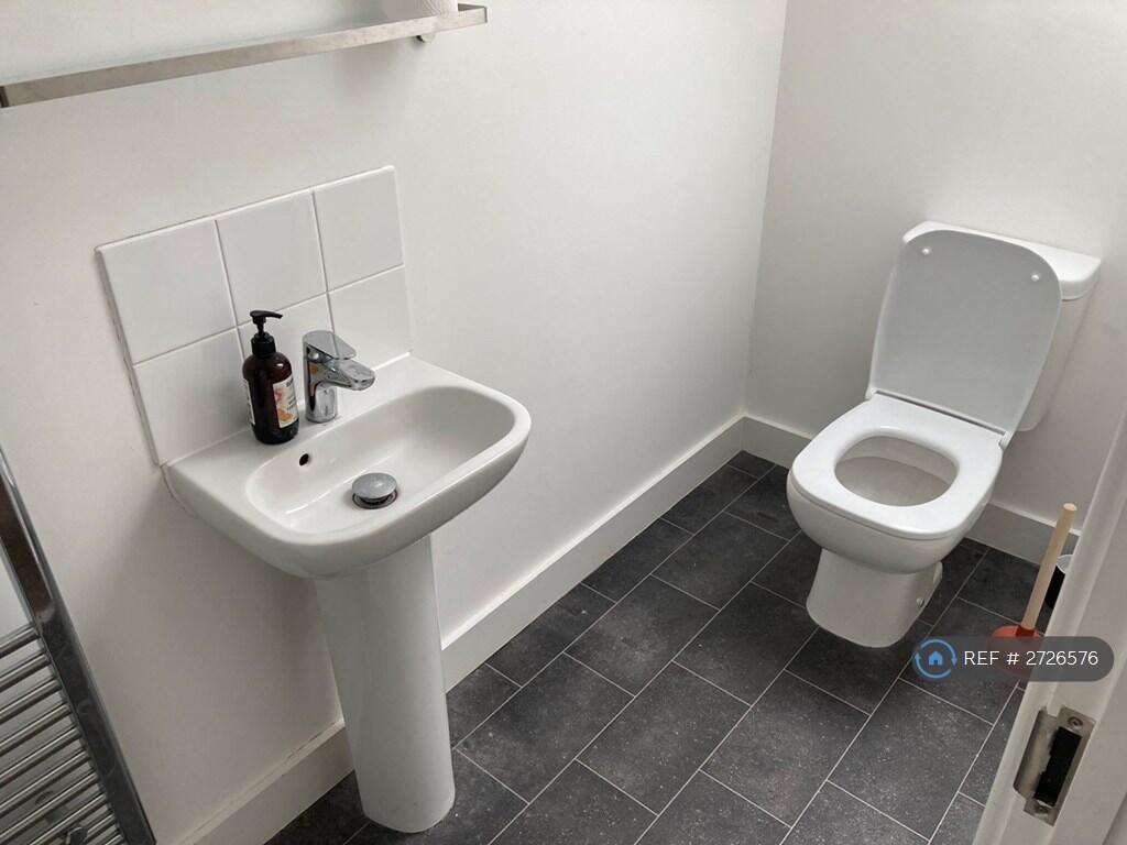 Room 5 En Suite With Wash Basin And Toilet 