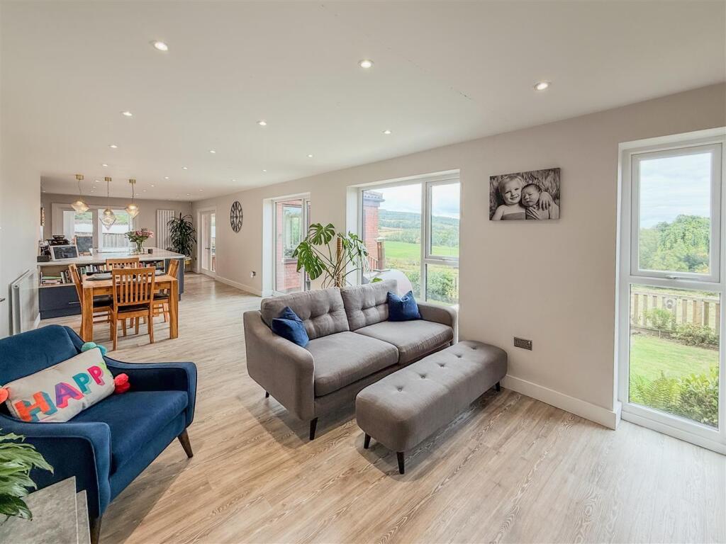 FAMILY ROOM/DINING KITCHEN