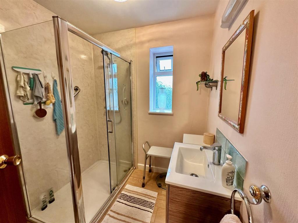 FAMILY SHOWER ROOM