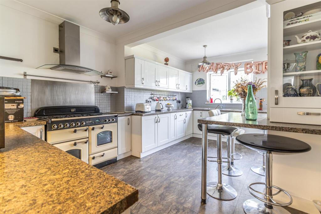 luxury kitchen-breakfast room