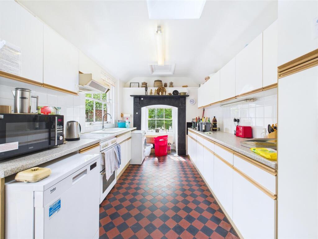 5 - LARGE HOUSE WITH ATTACHED 3- BED ANNEX THORNBU
