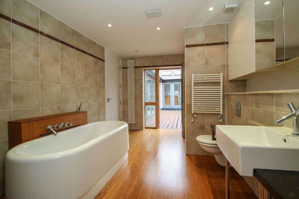 Principal Bathroom