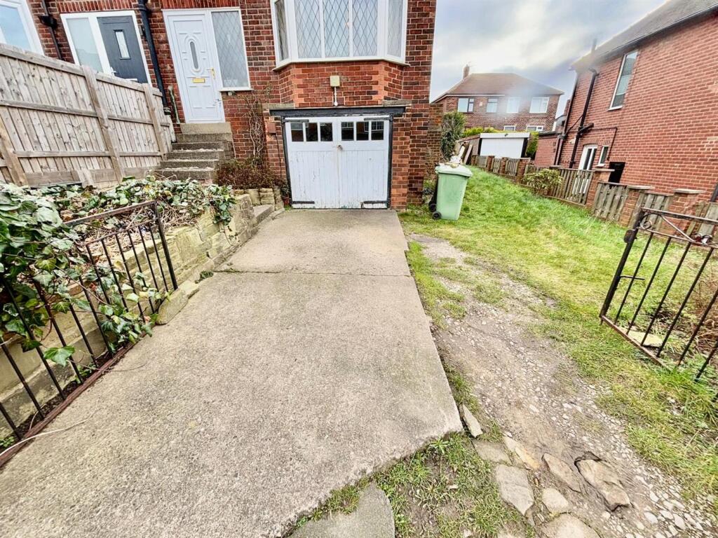 Off Street Parking / Drive / Integral Garage: