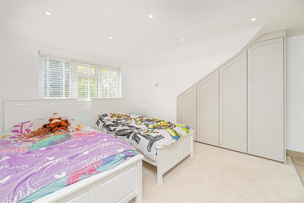 8 Devitt Close, ASHTEAD, KT21_LOW RES38.jpg