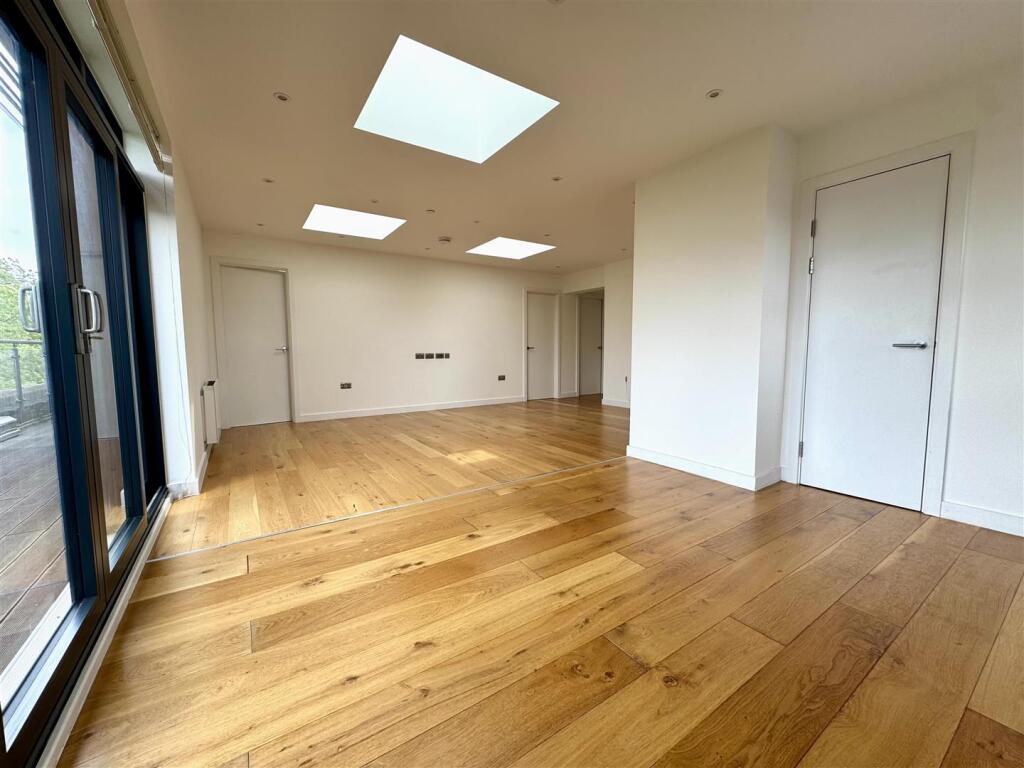 Living area pic 3.jpeg