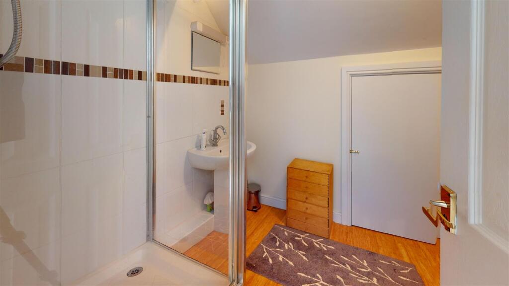 EN SUITE SHOWER ROOM