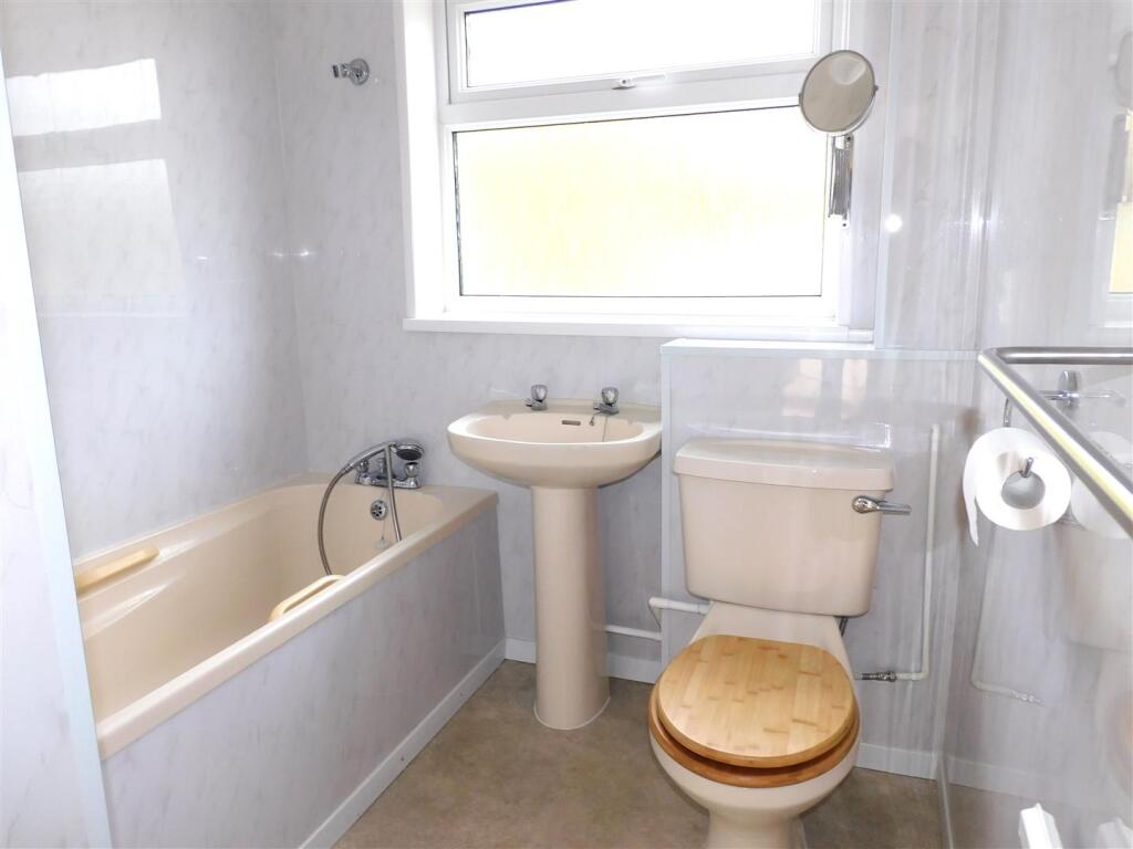 3 alleyn bathroom.JPG