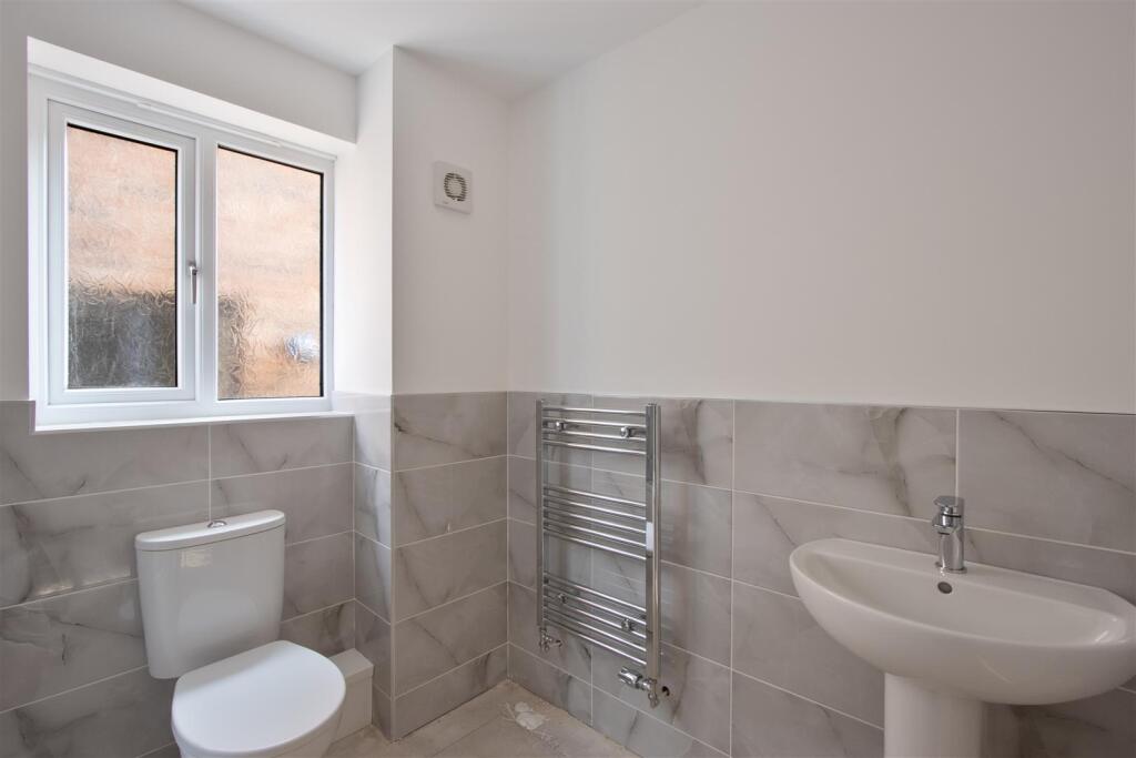 Family Bathroom 2.jpg