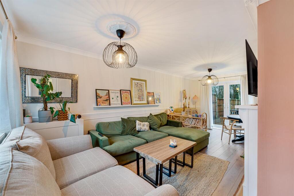 118 Coronation Drive lounge.jpg