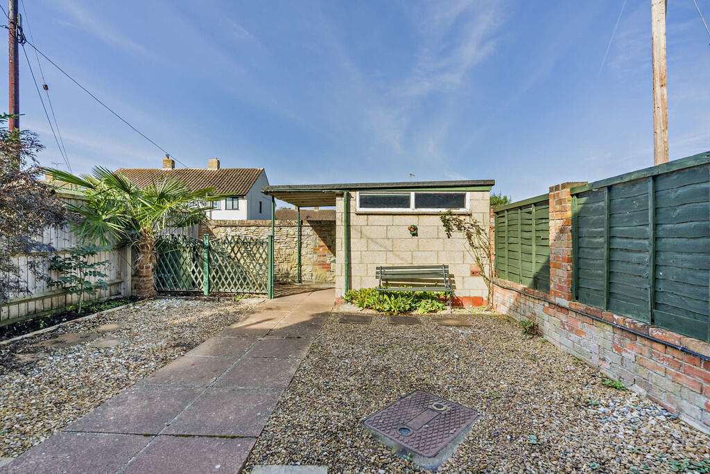 8665843-exterior0...