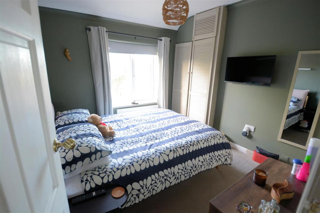 Cliffe Bedroom 2.jpg