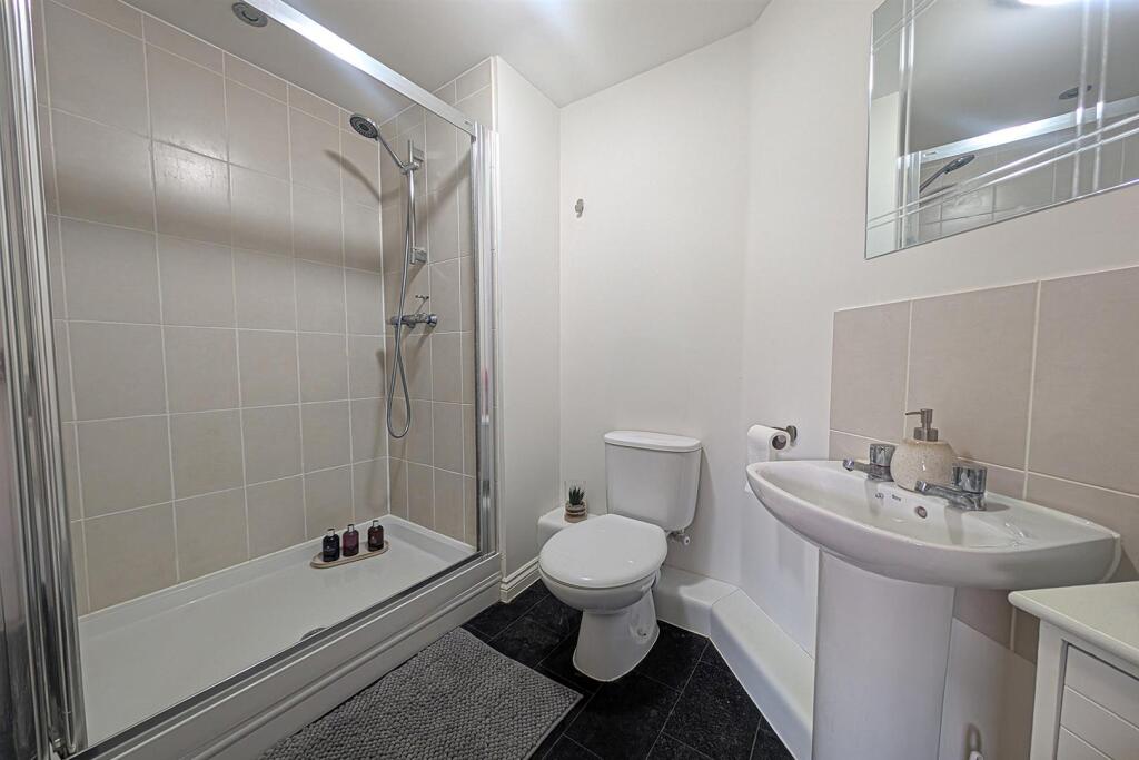 PXL_20250818_160950760.RAW-01.bathroom.jpg