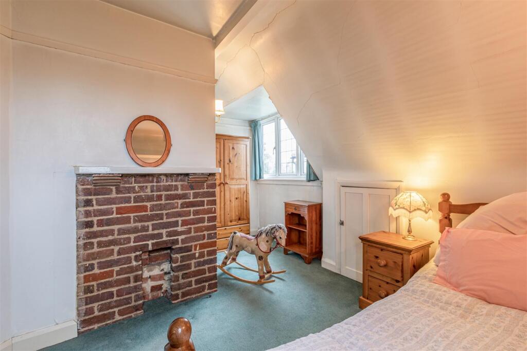 West Cottage, 50 Parvis Road, Byfleet, KT14 7EH - 