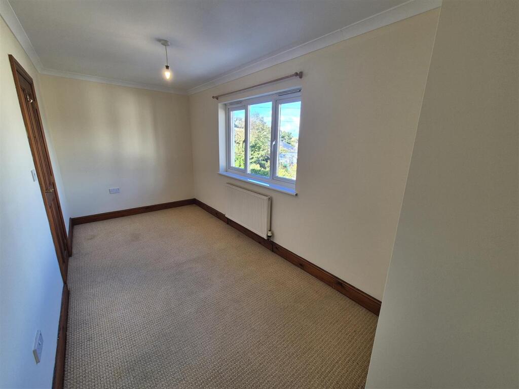 BEDROOM 1/ YSTAFELL WELY 1