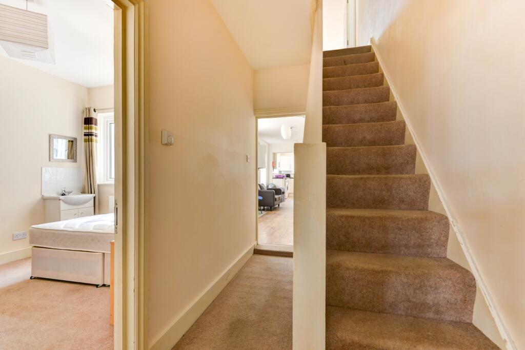 G4 83 Brading Road Stairs