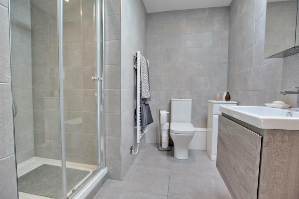 EN-SUITE SHOWER ROOM