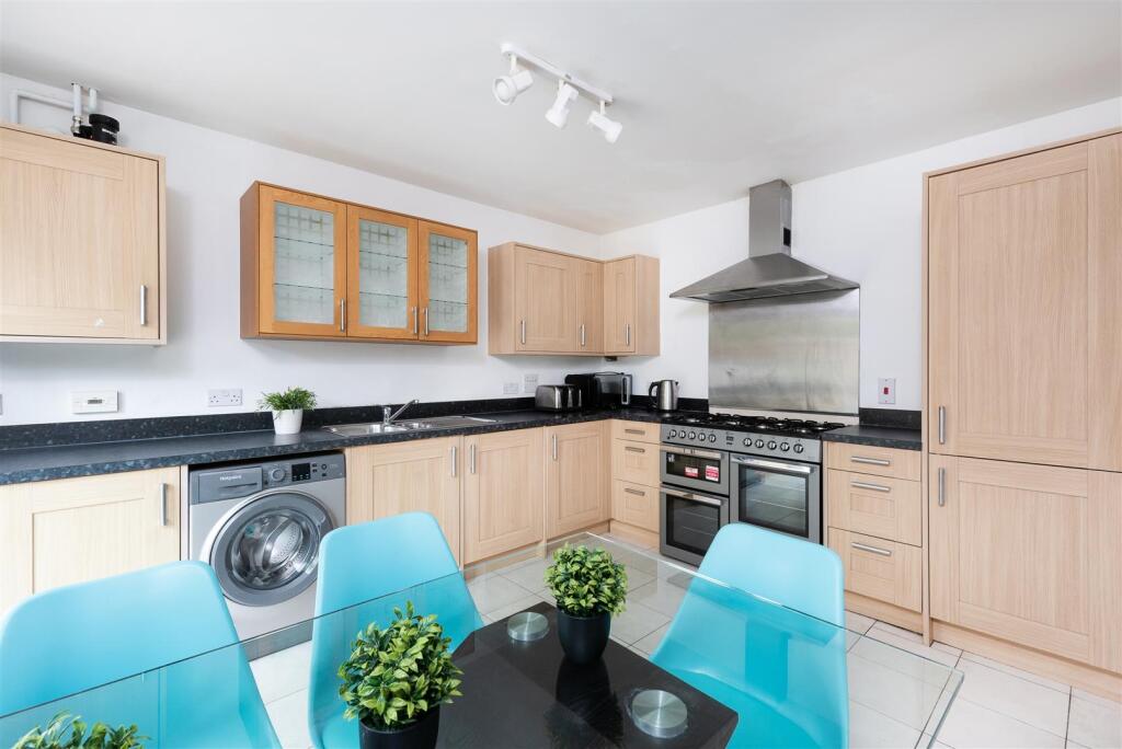 8 Middlewood Close-4.jpg