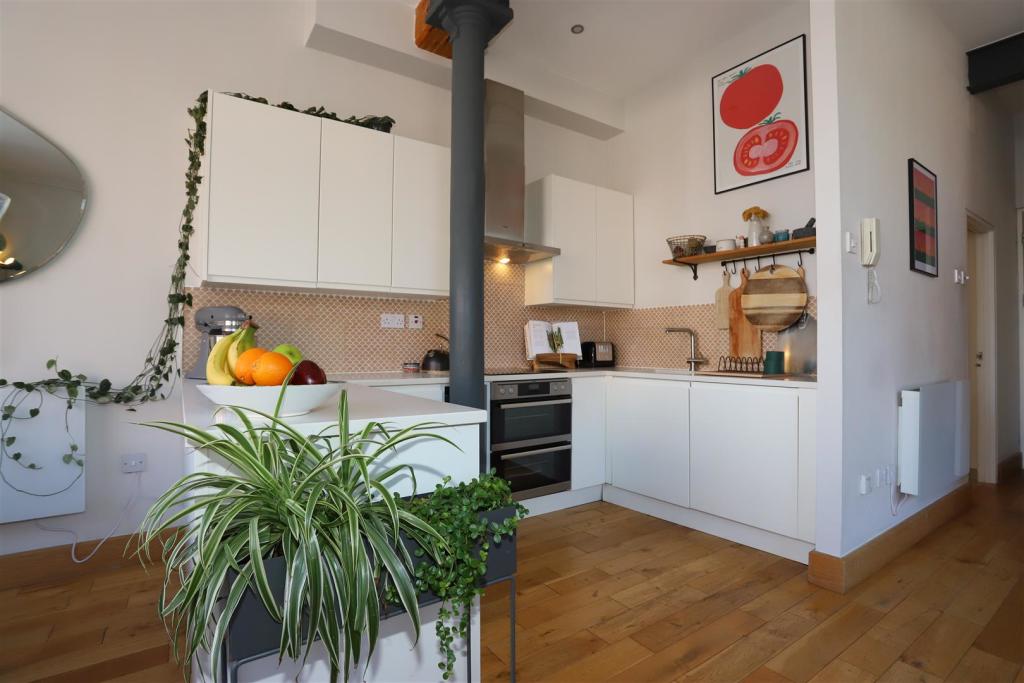 Kitchen 2.JPG