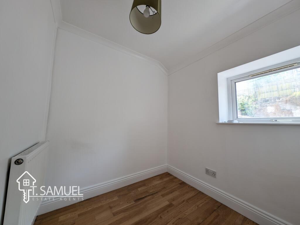 FLAT BEDROOM 2