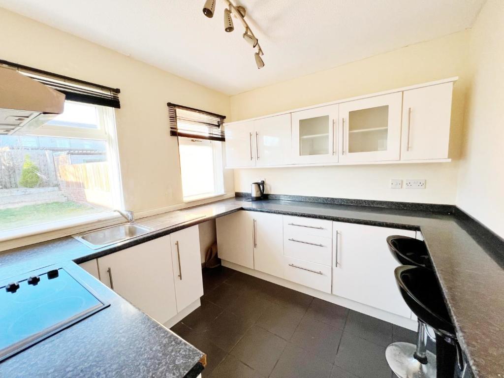Kitchen pic 1.jpg