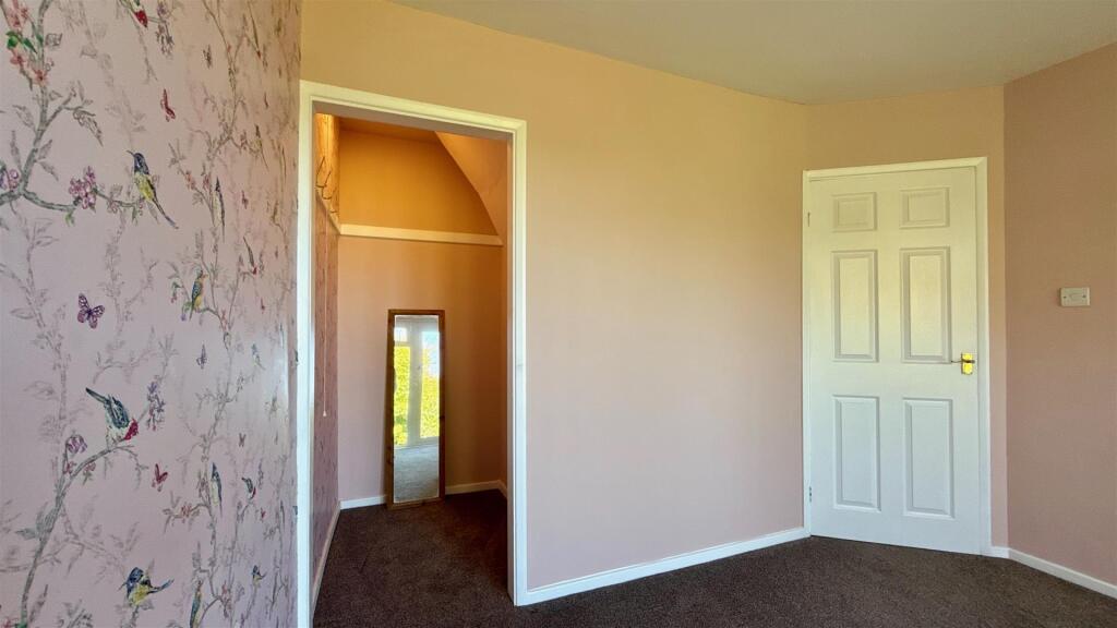 Walk in wardrobe in bed 1