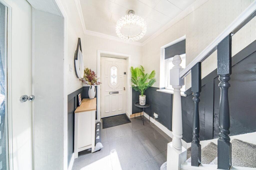 31 Windsor Road hall.jpg