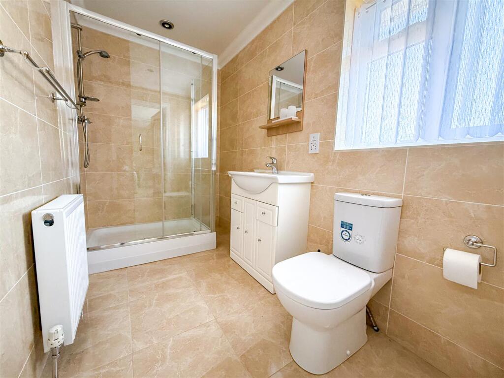 EN-SUITE SHOWER ROOM