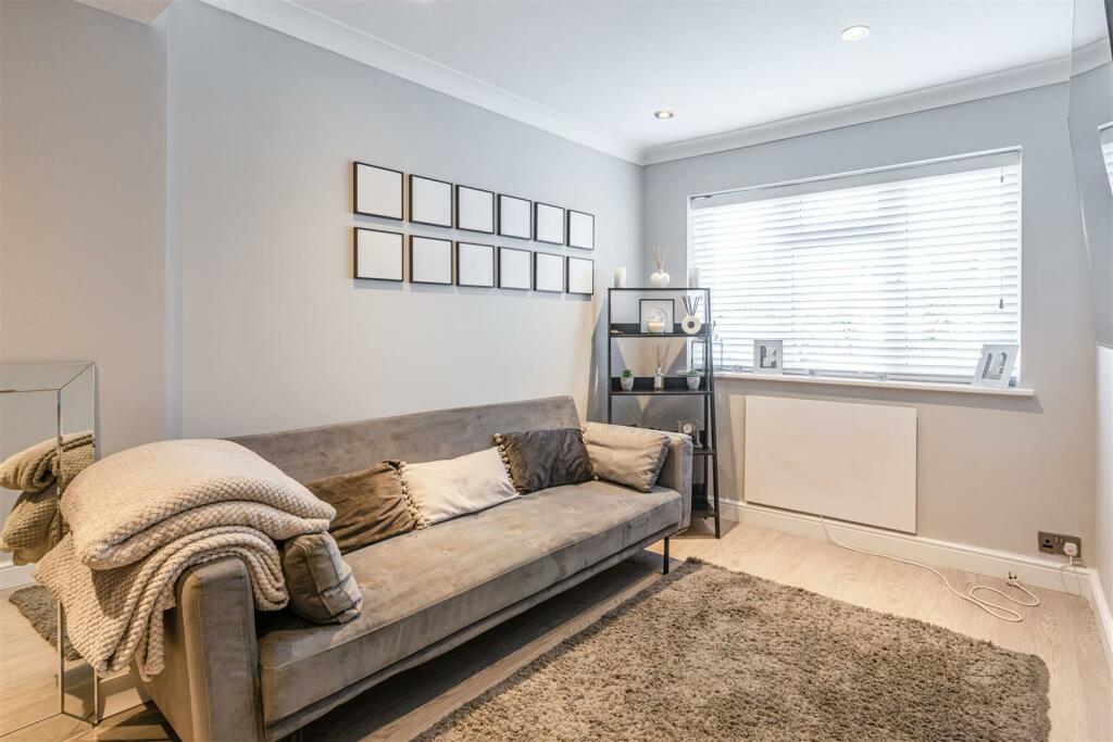 11 Magdalen Crescent, Byfleet, KT14 7SR - 3.jpg
