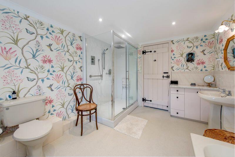 En suite bath/shower room