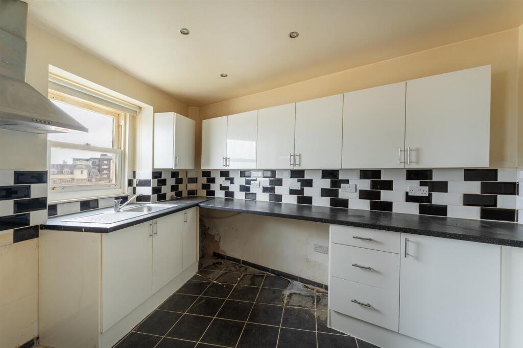 Kitchen 1.jpg