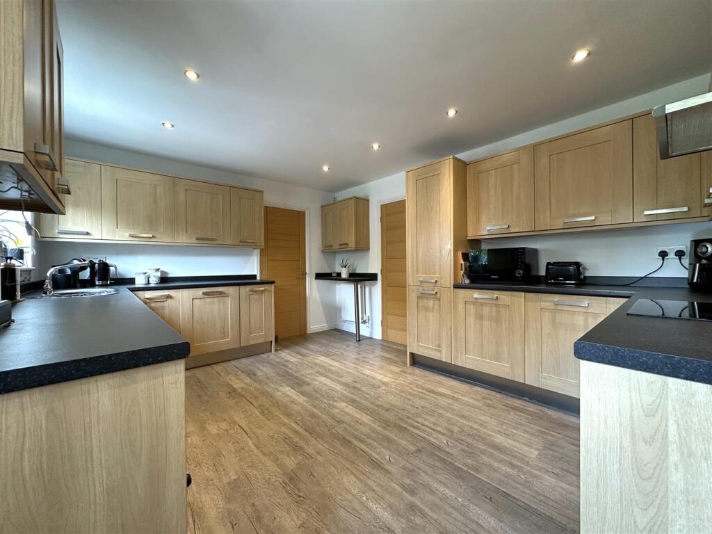 Extensive Breakfast Kitchen 139