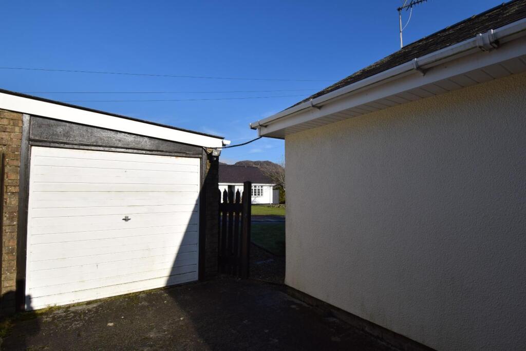 Detached garage.JPG