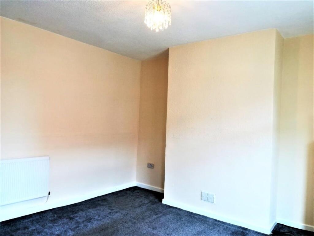 Bright, neutral single bedroom with fresh-looki...
