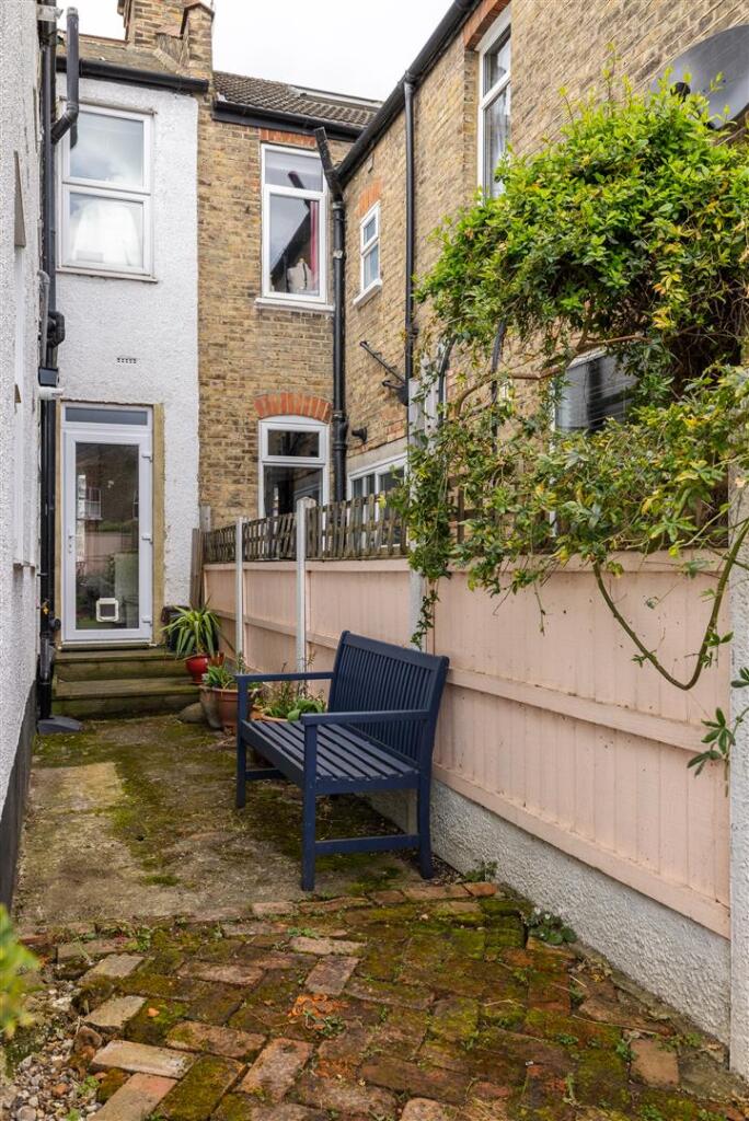 Pembar Avenue E17