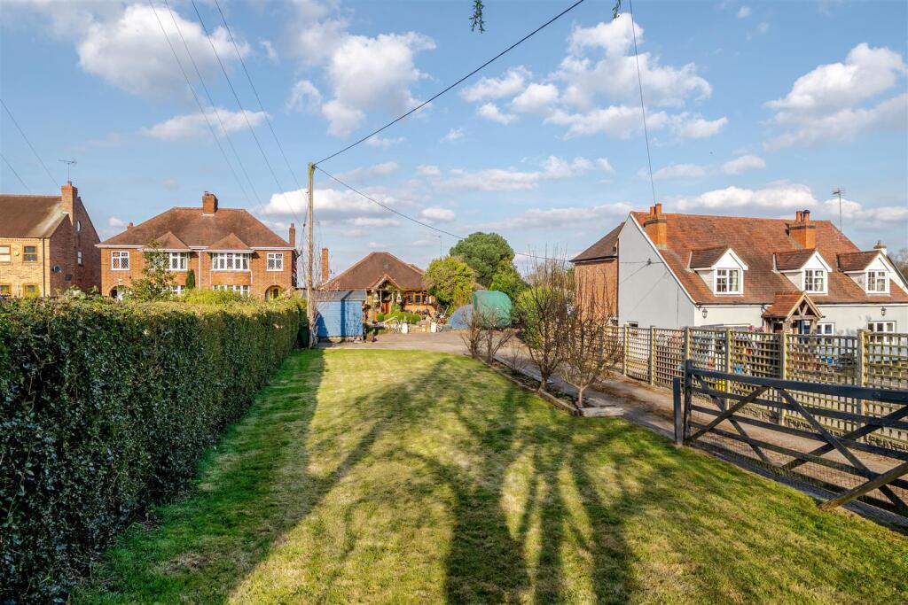 13 Carts Lane, Grendon