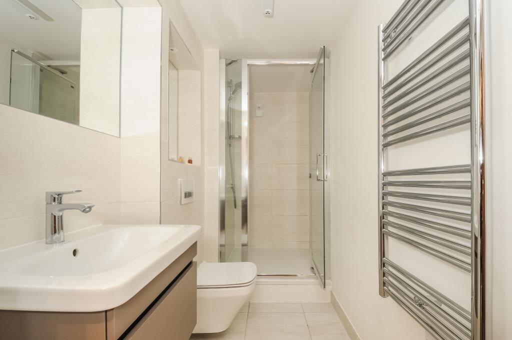 21 Grantham House bathroom