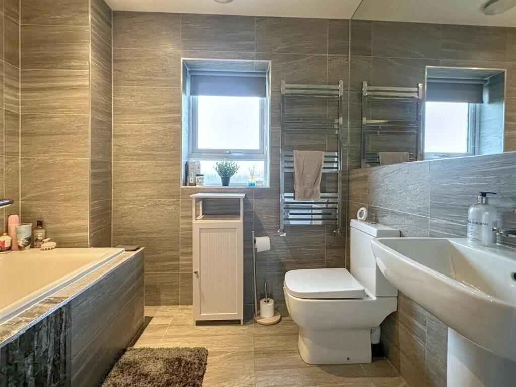 BATHROOM/WC