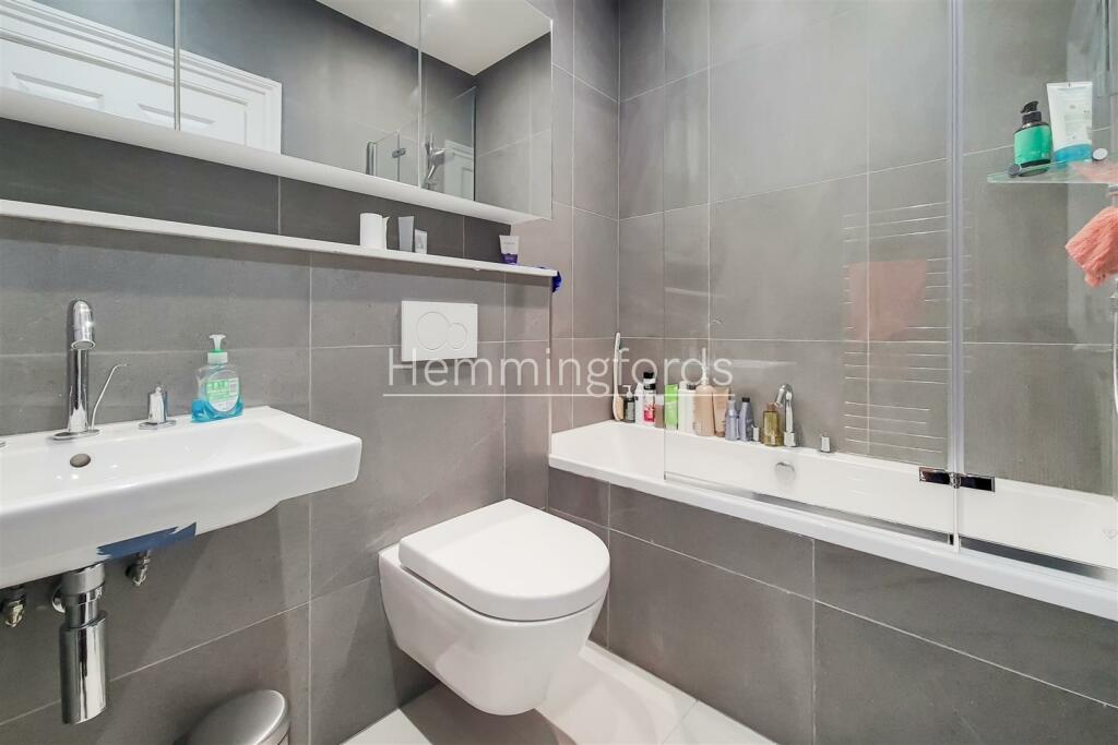 7_Bathroom-0.jpg