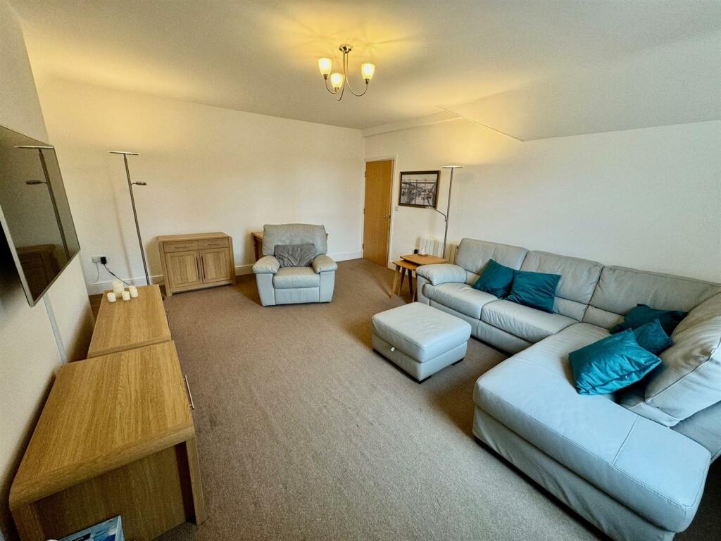 lounge 2.jpg