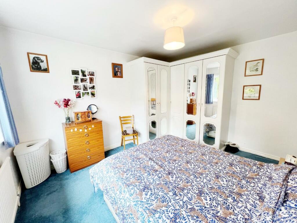 Bedroom 1 pic 3.jpg