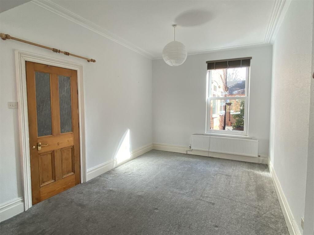 Living room (image 3).jpg