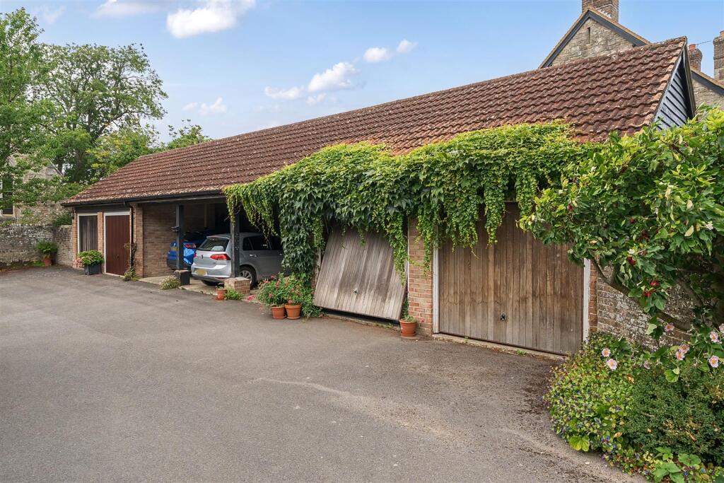 Garage / Carport