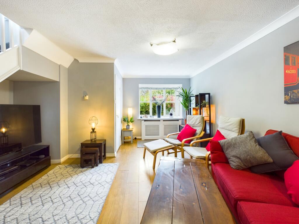 CAM03162G0-PR0172-STILL003