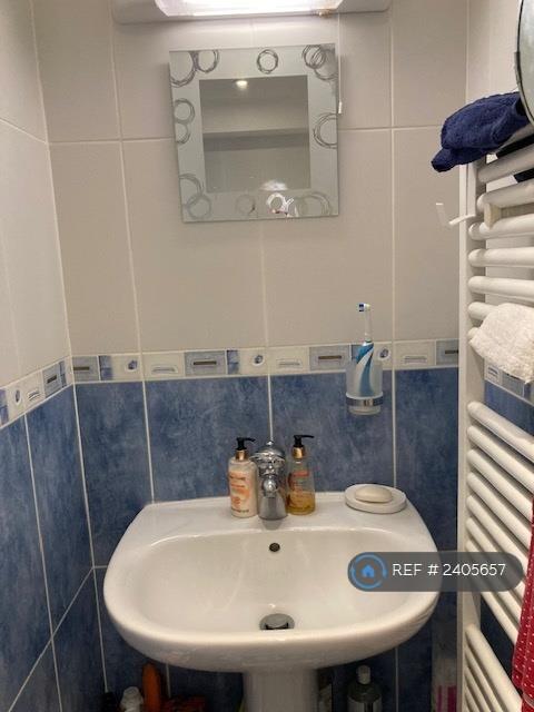 Bathroom Showing Wash Basin