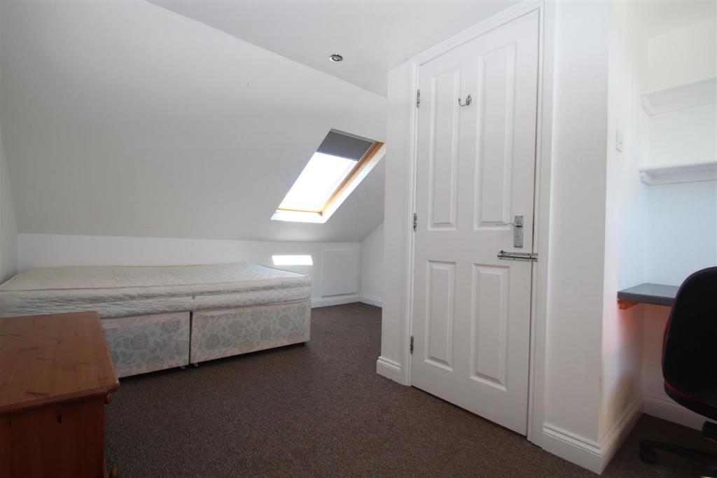 104 manners Bed7.JPG