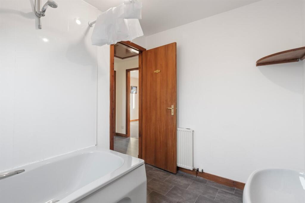 22 - Bathroom 1b.jpg