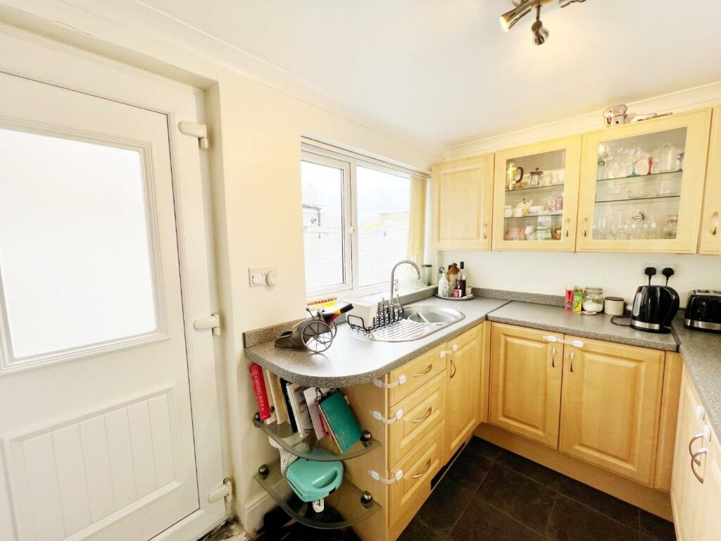 Kitchen pic 2.jpg