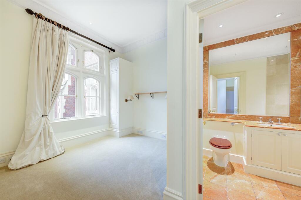 apartment 16 rose square 2598 ensuite bed1.jpg