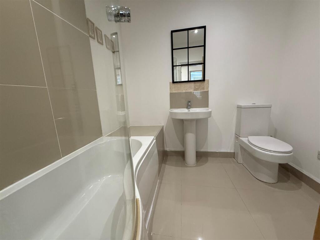 Duckworth Buildings, flat 1, bathroom.jpg