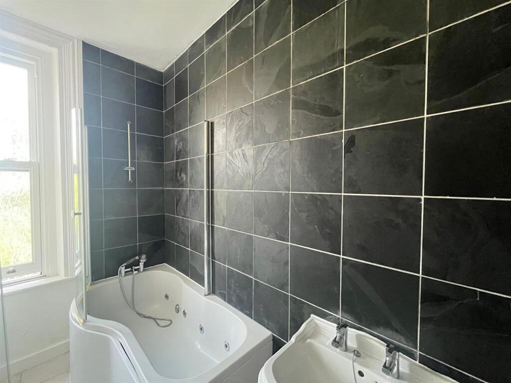 Bathroom 2.jpg